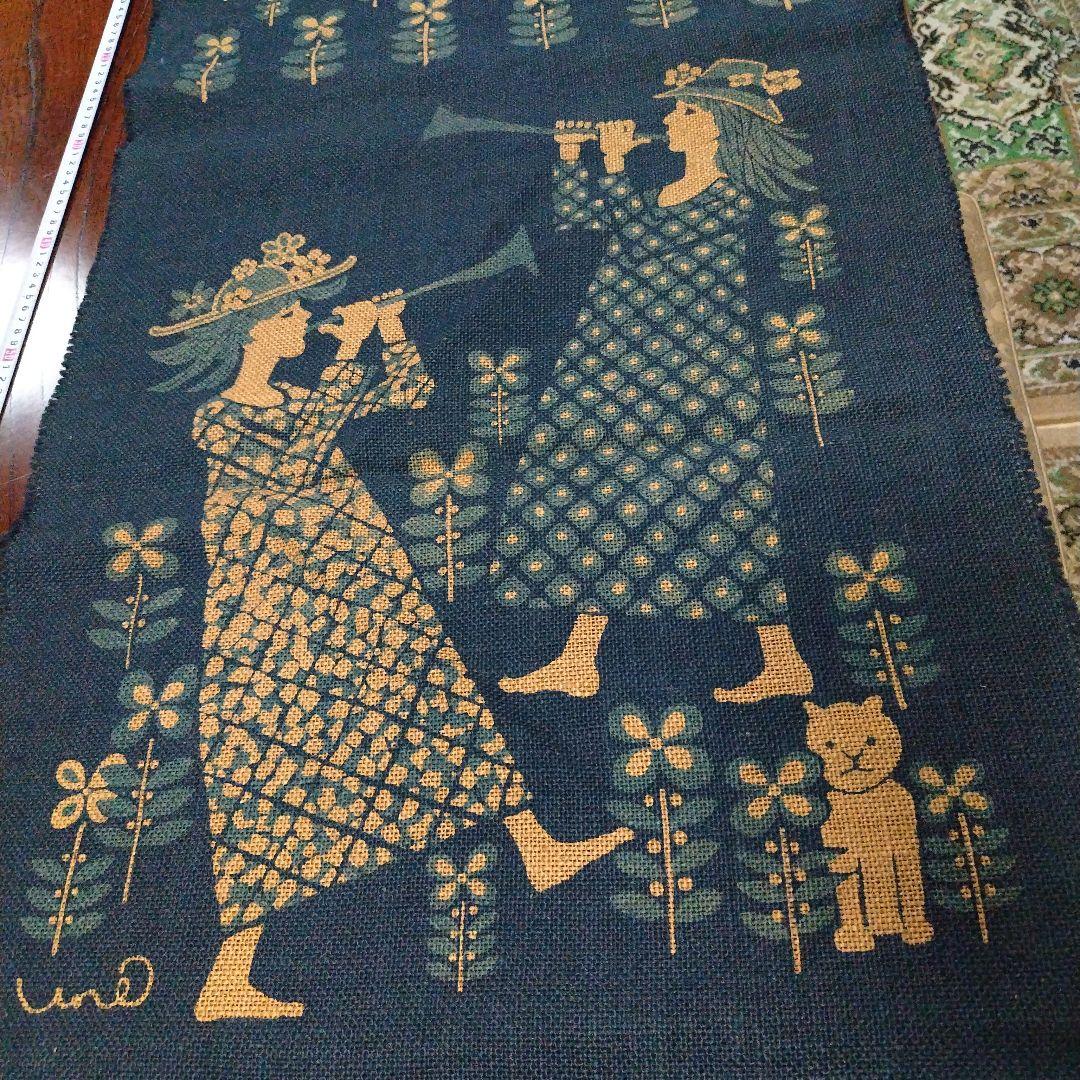 女性の楽器演奏デザイン