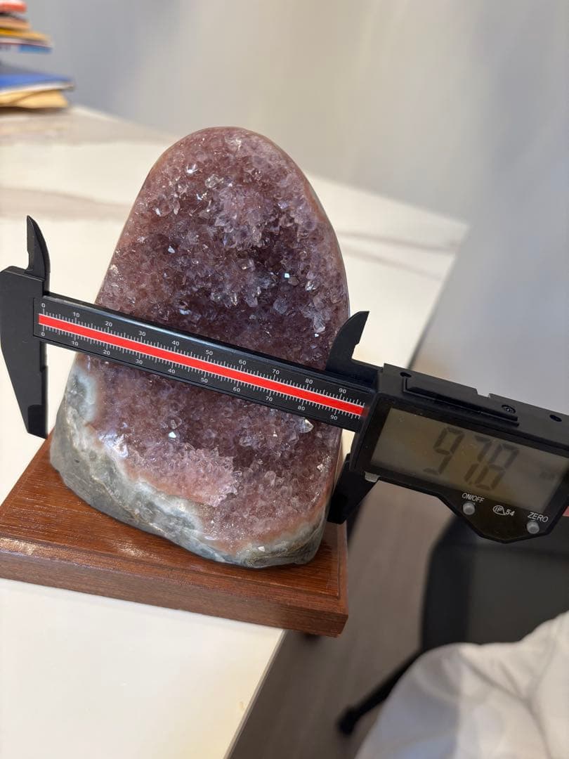 天然水晶　ピンク色　台座付き置物