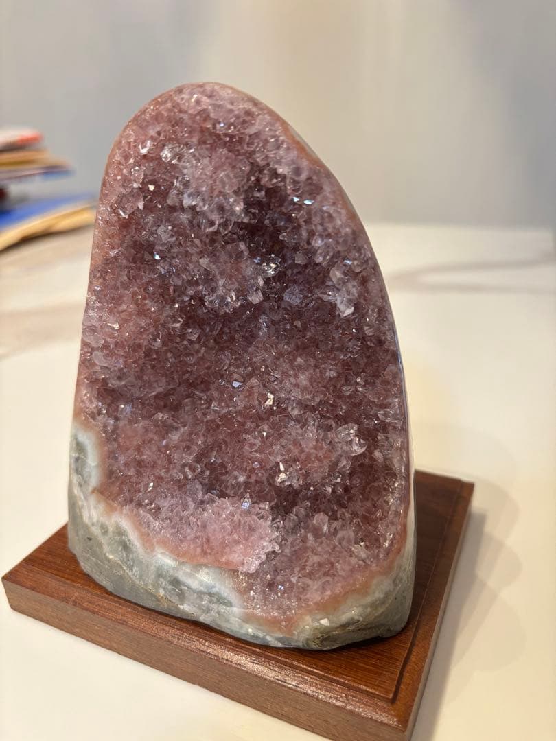 天然水晶　ピンク色　台座付き置物