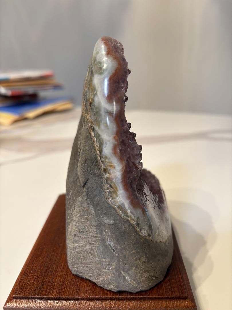 天然水晶　ピンク色　台座付き置物