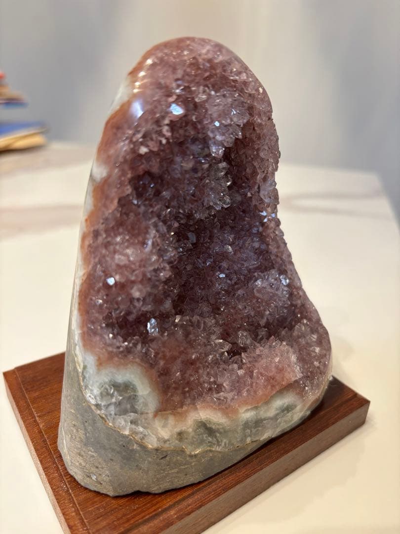 天然水晶　ピンク色　台座付き置物