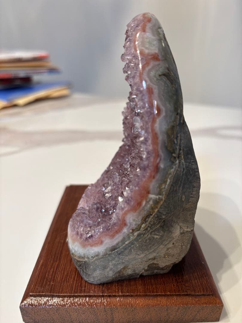 天然水晶　ピンク色　台座付き置物