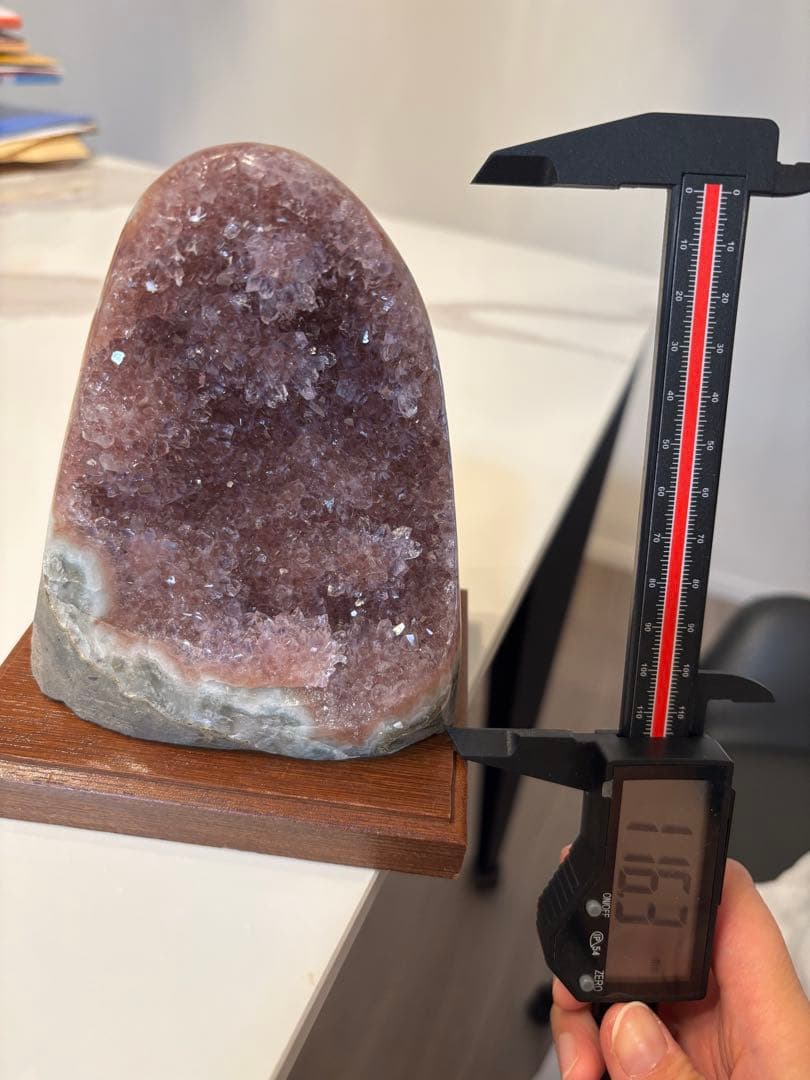 天然水晶　ピンク色　台座付き置物