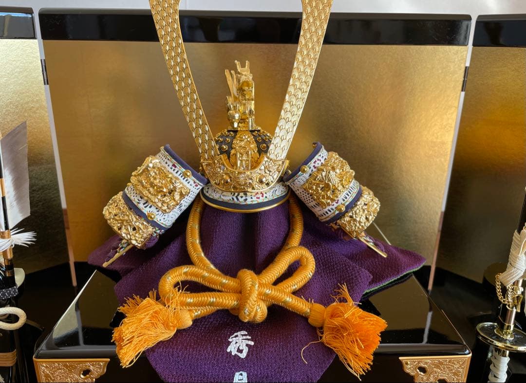 五月人形　秀月本金箔押兜飾り　屏風・台座付き　全て購入時の箱入り　美品