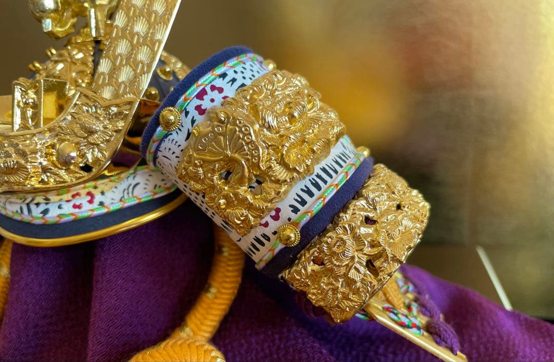 五月人形　秀月本金箔押兜飾り　屏風・台座付き　全て購入時の箱入り　美品