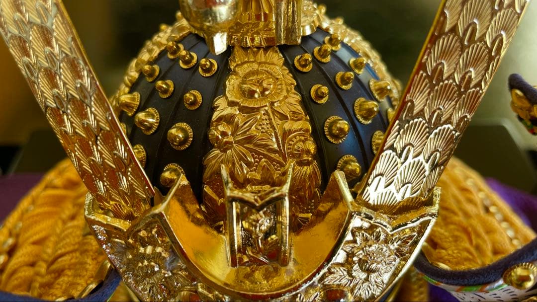 五月人形　秀月本金箔押兜飾り　屏風・台座付き　全て購入時の箱入り　美品