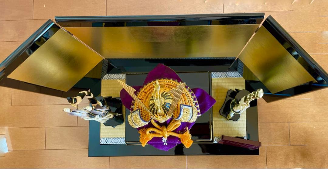 五月人形　秀月本金箔押兜飾り　屏風・台座付き　全て購入時の箱入り　美品