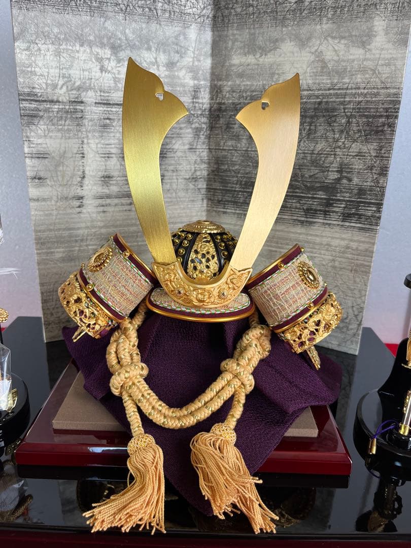 純金箔押緋縅の兜　和紙屏風セット