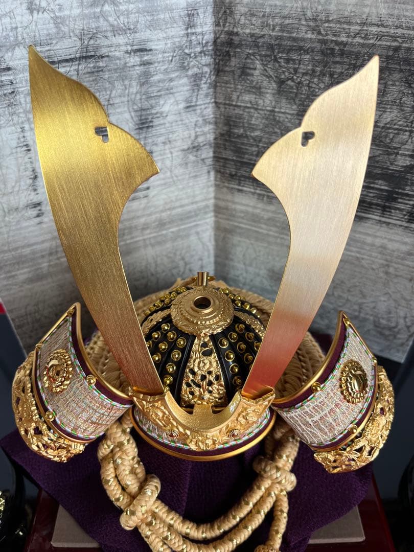 純金箔押緋縅の兜　和紙屏風セット