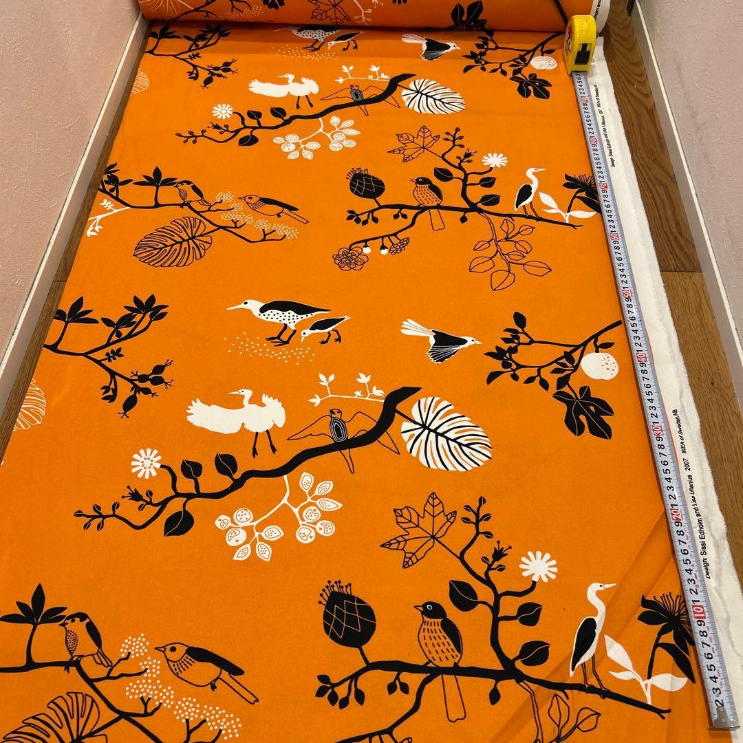 オレンジ色の鳥と植物デザイン布