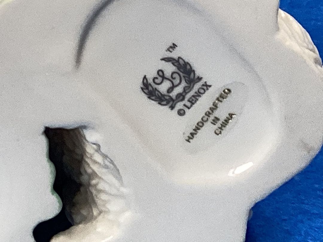 レノックス　フルーツバスケット、ボールを抱く陶器製 白い猫の置物 2体セット