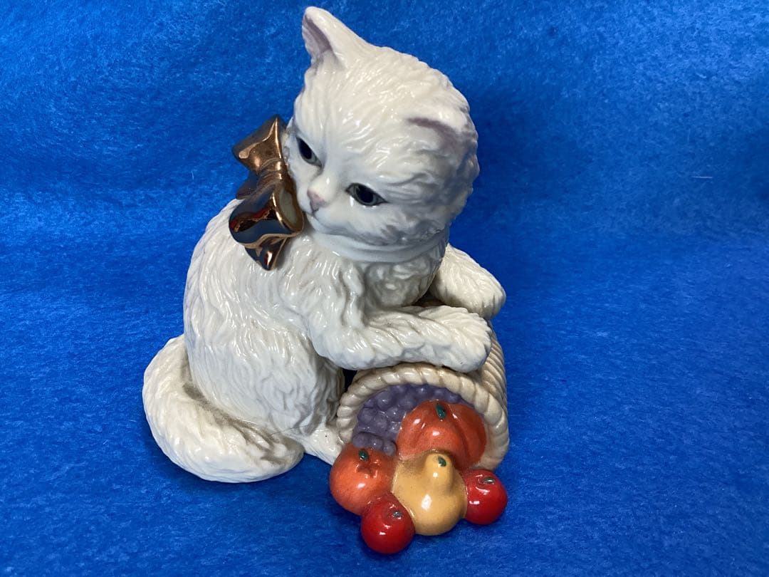 レノックス　フルーツバスケット、ボールを抱く陶器製 白い猫の置物 2体セット