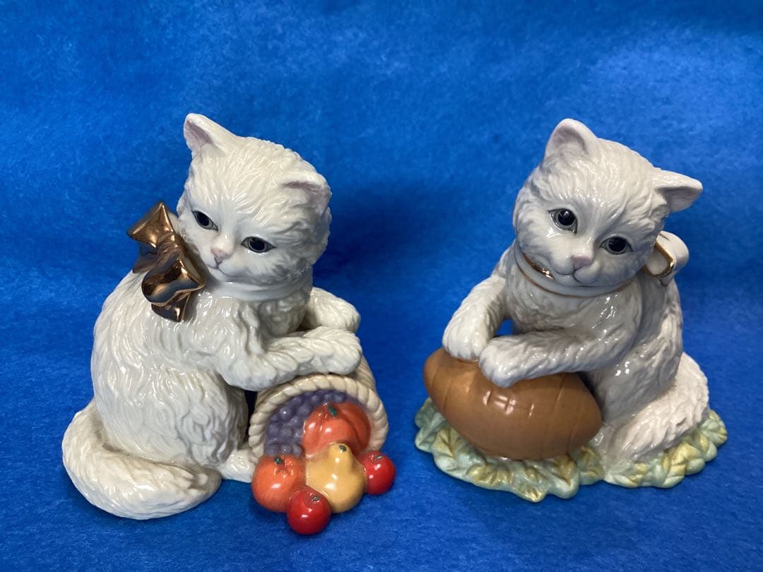 レノックス　フルーツバスケット、ボールを抱く陶器製 白い猫の置物 2体セット