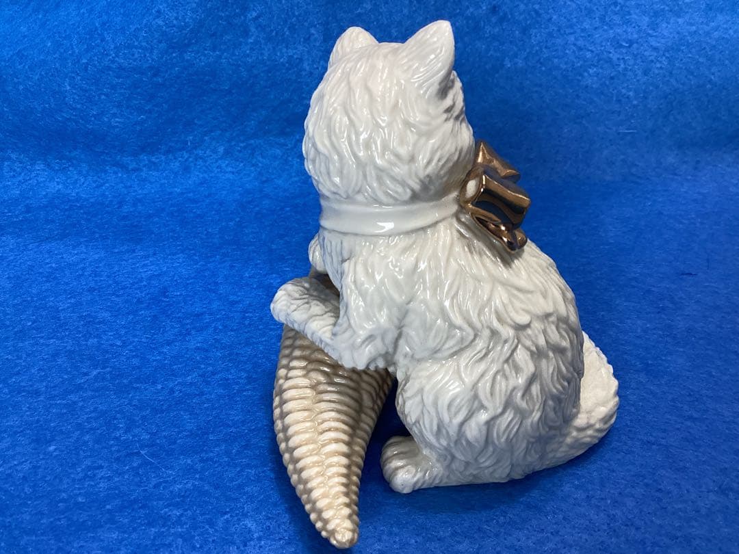 レノックス　フルーツバスケット、ボールを抱く陶器製 白い猫の置物 2体セット