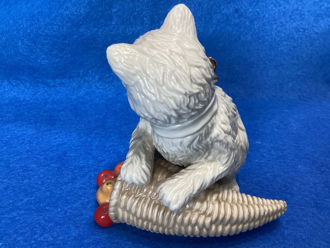 レノックス　フルーツバスケット、ボールを抱く陶器製 白い猫の置物 2体セット