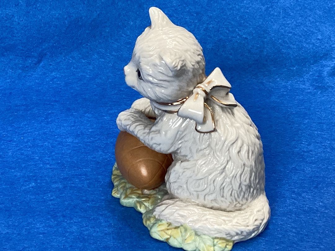 レノックス　フルーツバスケット、ボールを抱く陶器製 白い猫の置物 2体セット