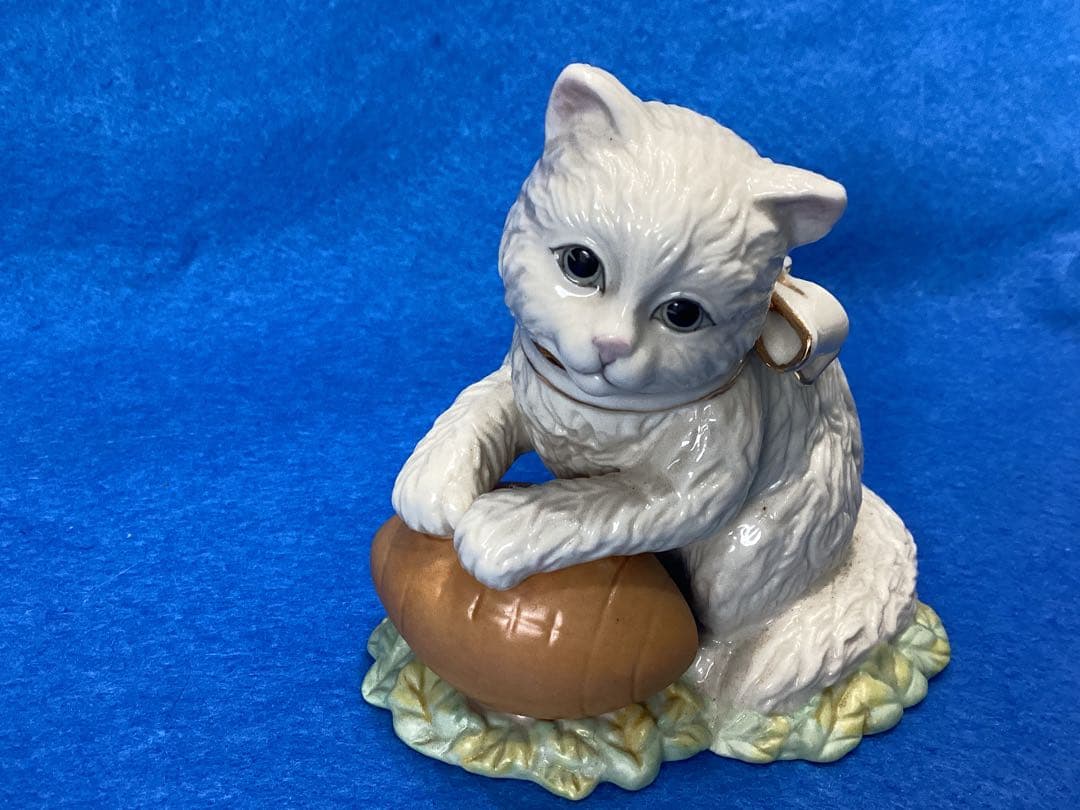 レノックス　フルーツバスケット、ボールを抱く陶器製 白い猫の置物 2体セット