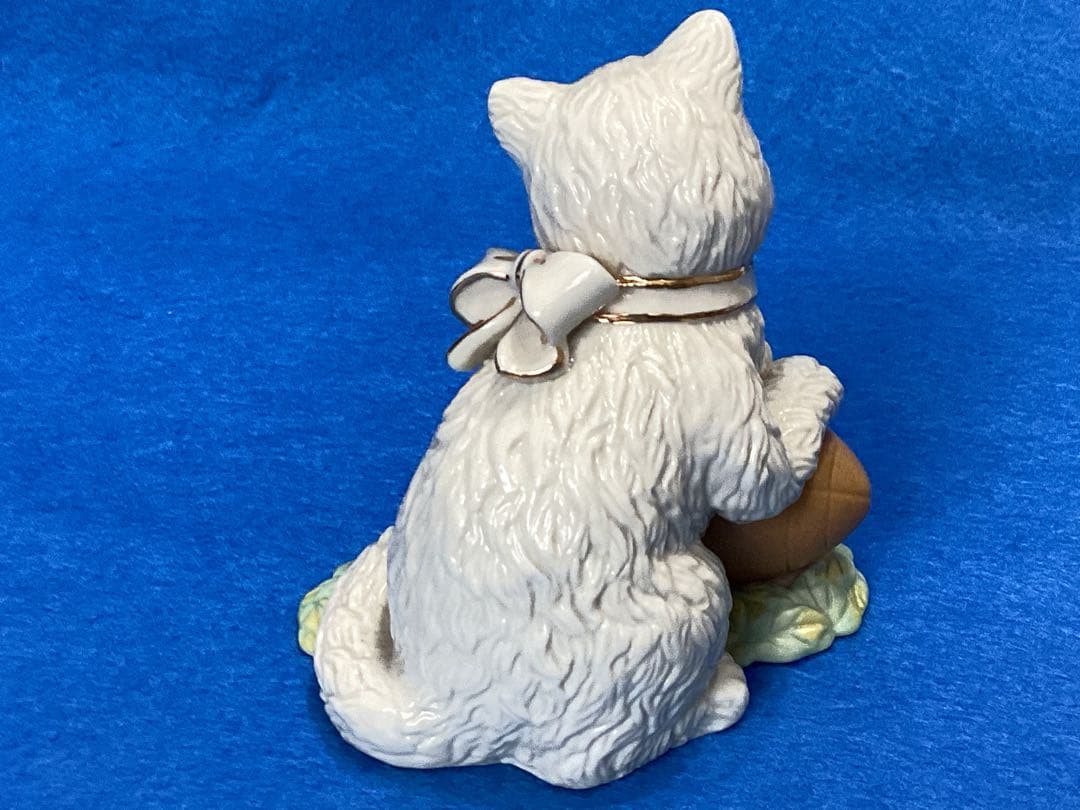 レノックス　フルーツバスケット、ボールを抱く陶器製 白い猫の置物 2体セット