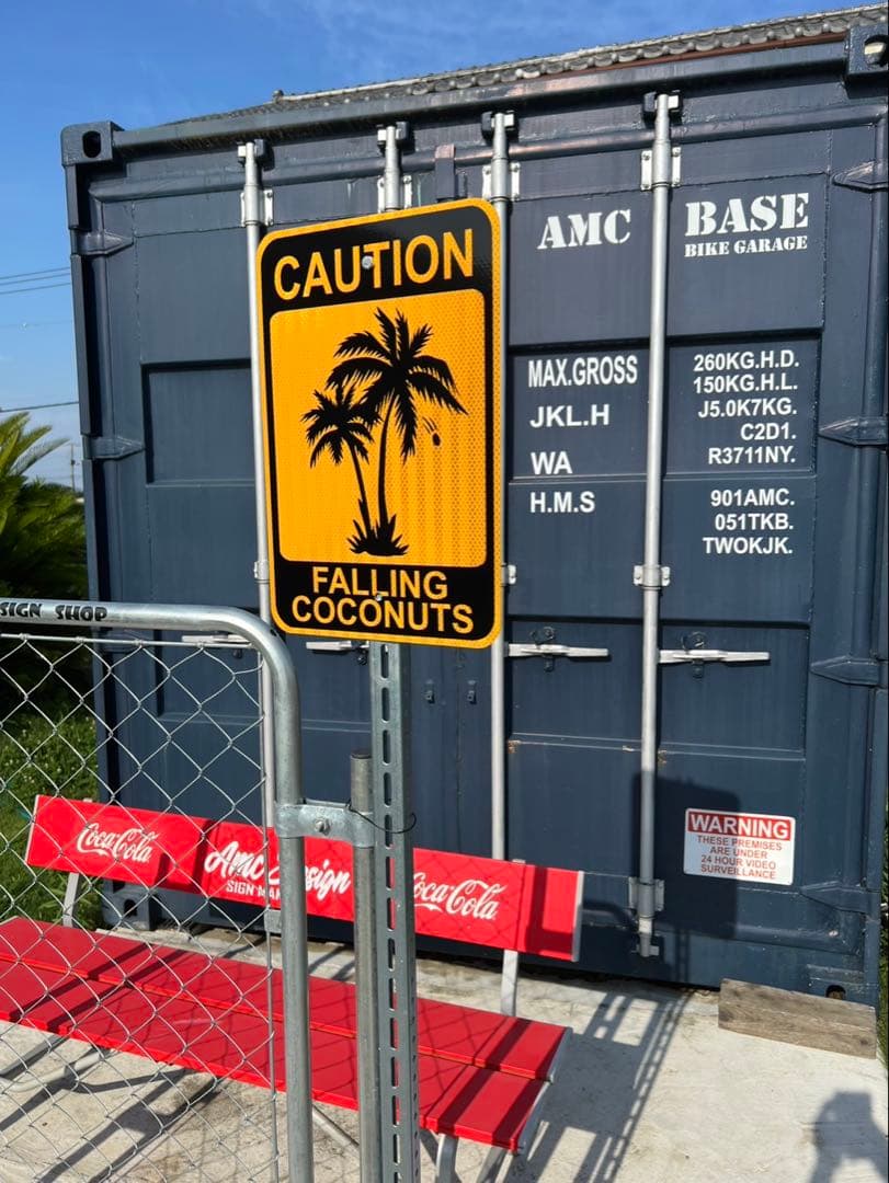 フォーリンココナッツ　ロードサイン