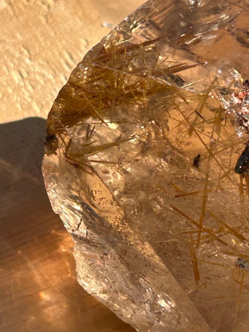 スモーキー太陽ルチルクォーツ天然石レインボー入　西に金運を