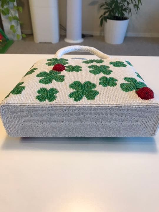 引っ越しの為大幅値下げ！ ハンドメイド　ビーズバッグ　てんとう虫×クローバー