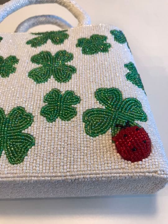 引っ越しの為大幅値下げ！ ハンドメイド　ビーズバッグ　てんとう虫×クローバー