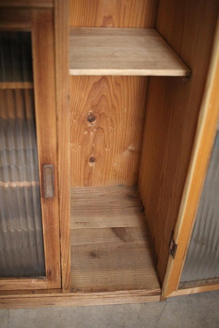 古い木枠のモールガラス戸棚　収納棚　食器棚　キャビネット　古家具