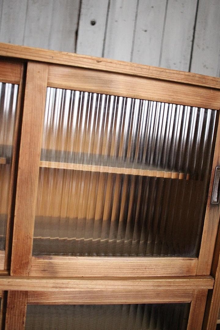 古い木枠のモールガラス戸棚　収納棚　食器棚　キャビネット　古家具