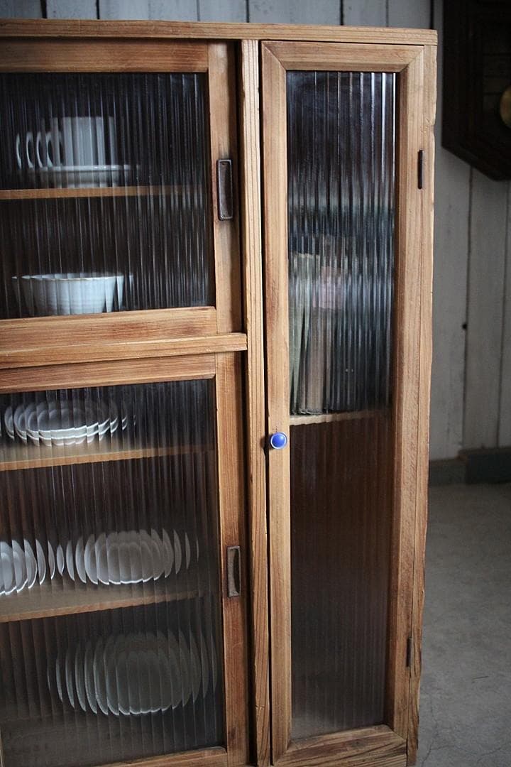 古い木枠のモールガラス戸棚　収納棚　食器棚　キャビネット　古家具