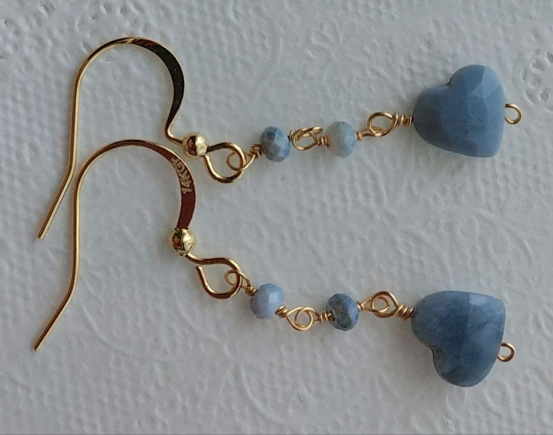 14kgf 斜めハート　ブルーオパールのピアス