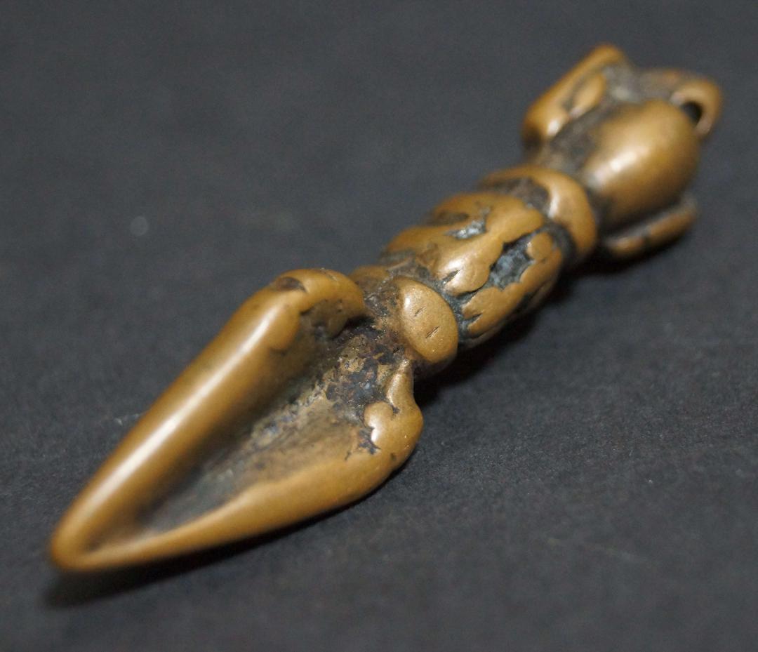 オールドチベット密教法具 トクチャ 銅製ブルパ(独鈷杵) お守り 提げ物