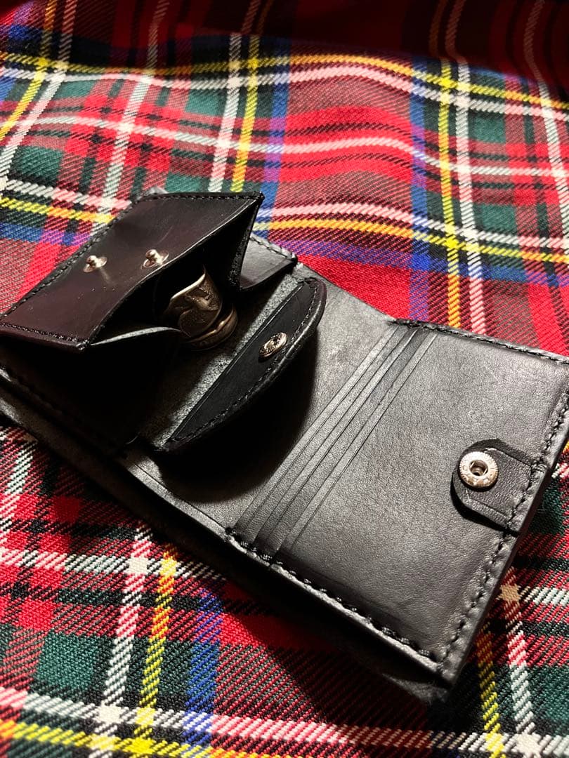 コンパクトウォレット レザー フラワー&リーフ スタッズ - メルカリ