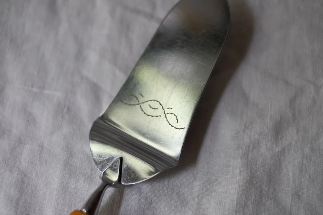 ドイツアンティーク｜ベークライトのケーキリフター