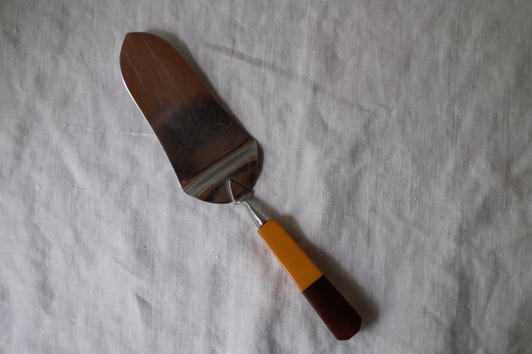 ドイツアンティーク｜ベークライトのケーキリフター