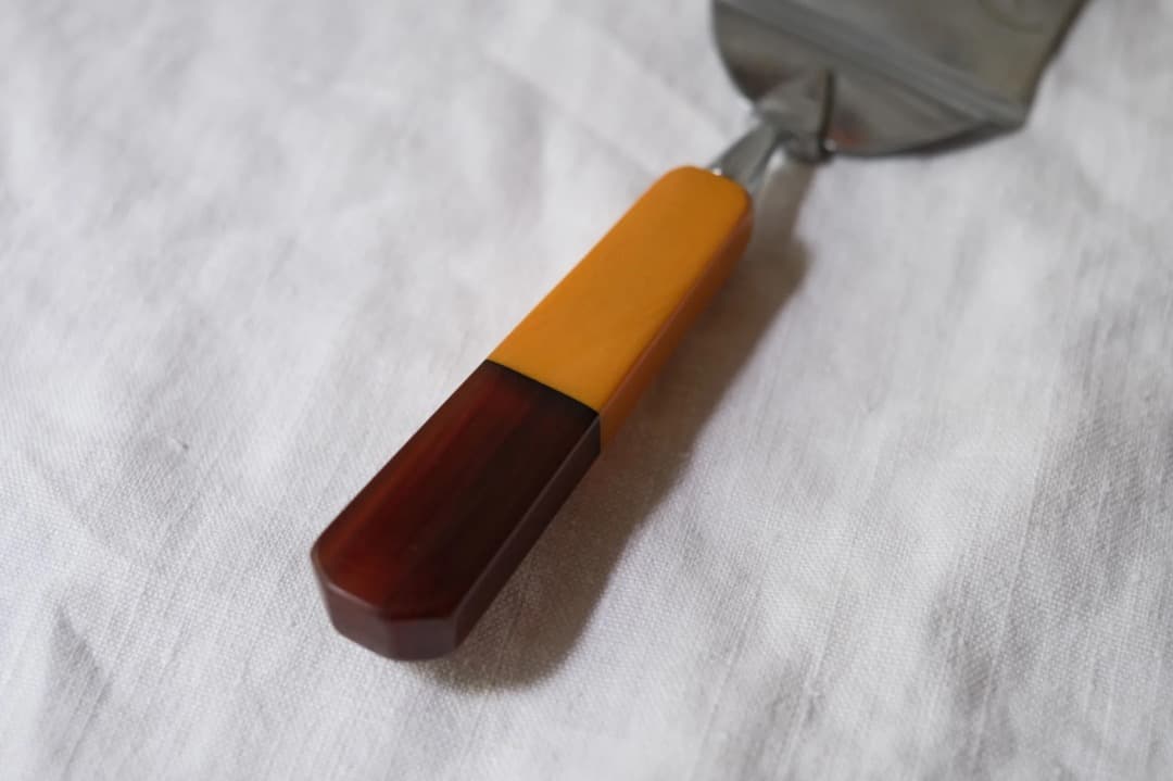 ドイツアンティーク｜ベークライトのケーキリフター