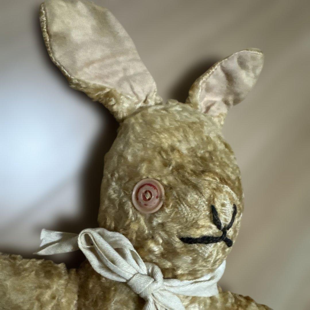 ピンクのボタンが可愛い　アンティークラビット　ぬいぐるみ