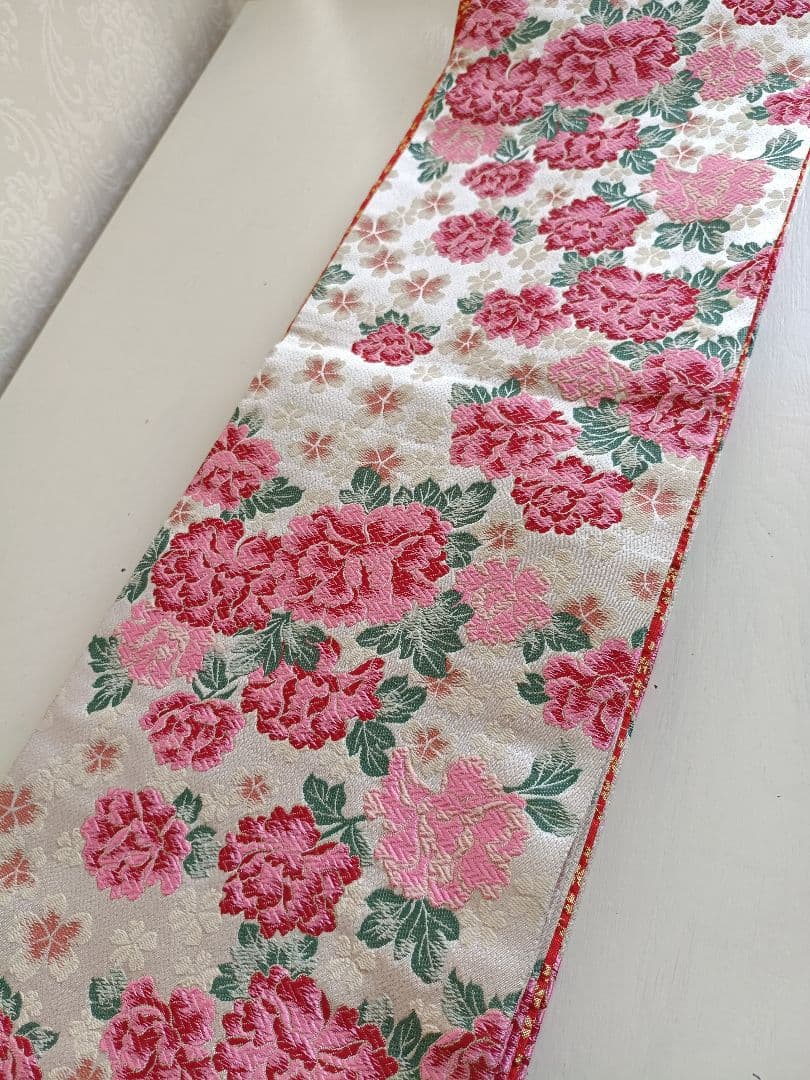 七五三　白地に牡丹の花の袋帯