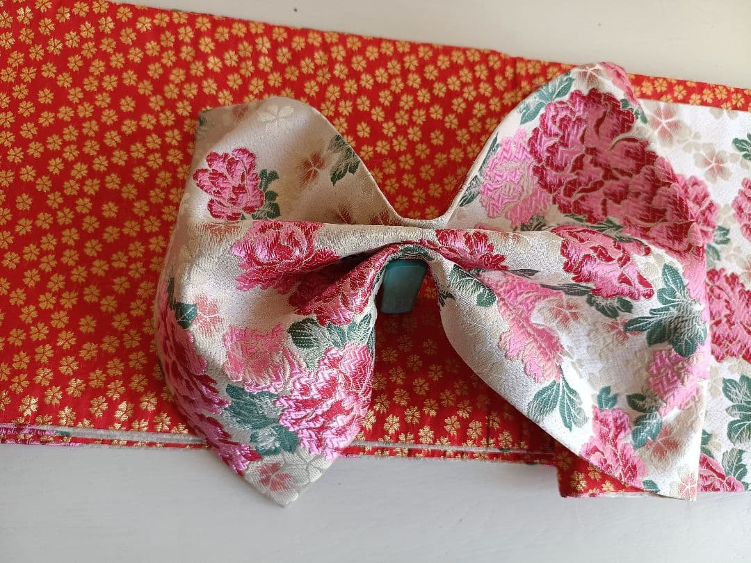 七五三　白地に牡丹の花の袋帯