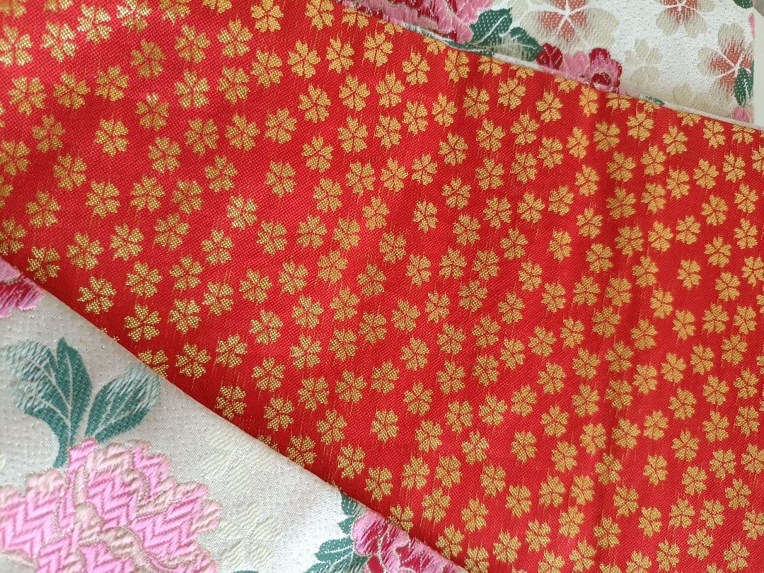 七五三　白地に牡丹の花の袋帯