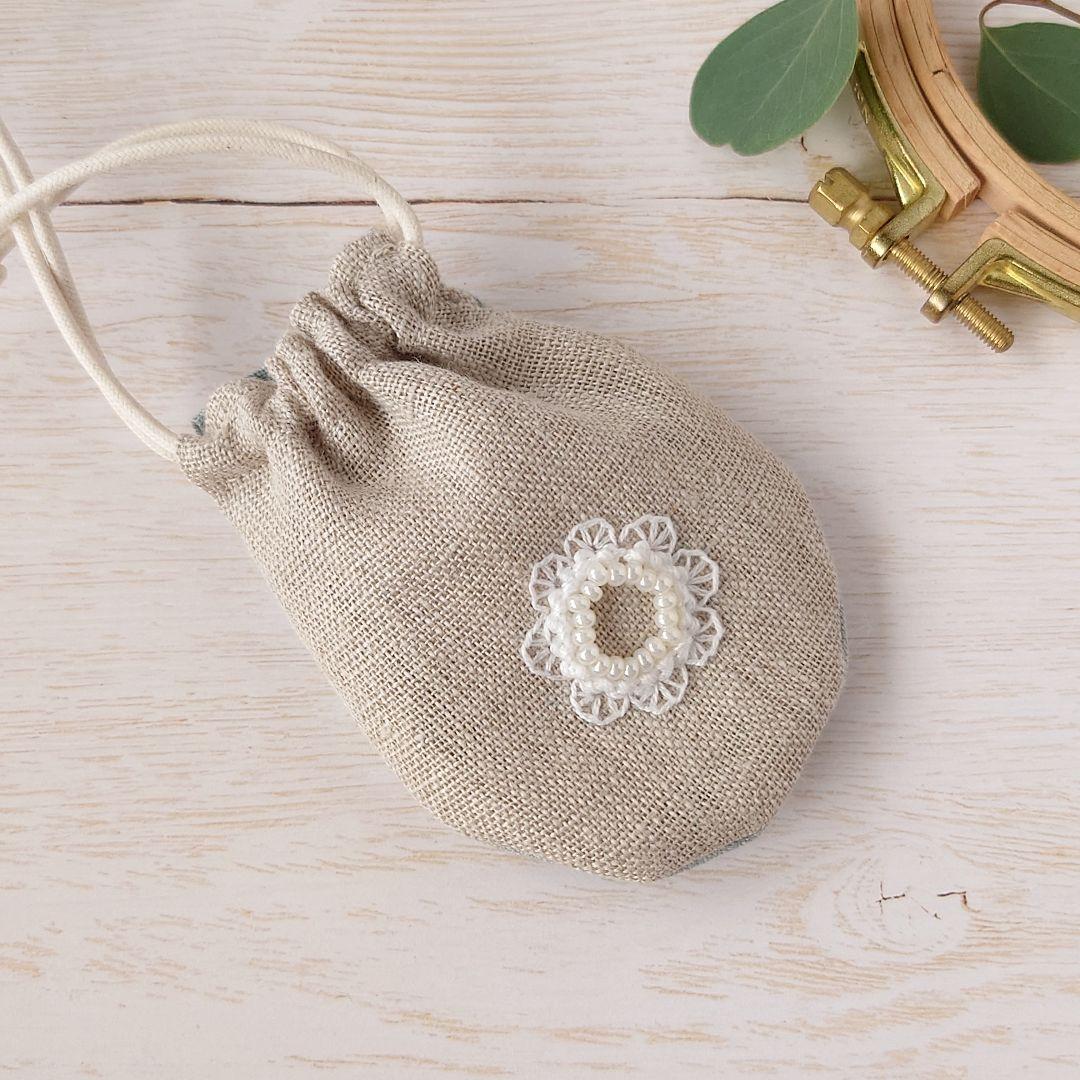 ちっちゃな巾着サシェ/詰替えタイプ【白糸刺繍】