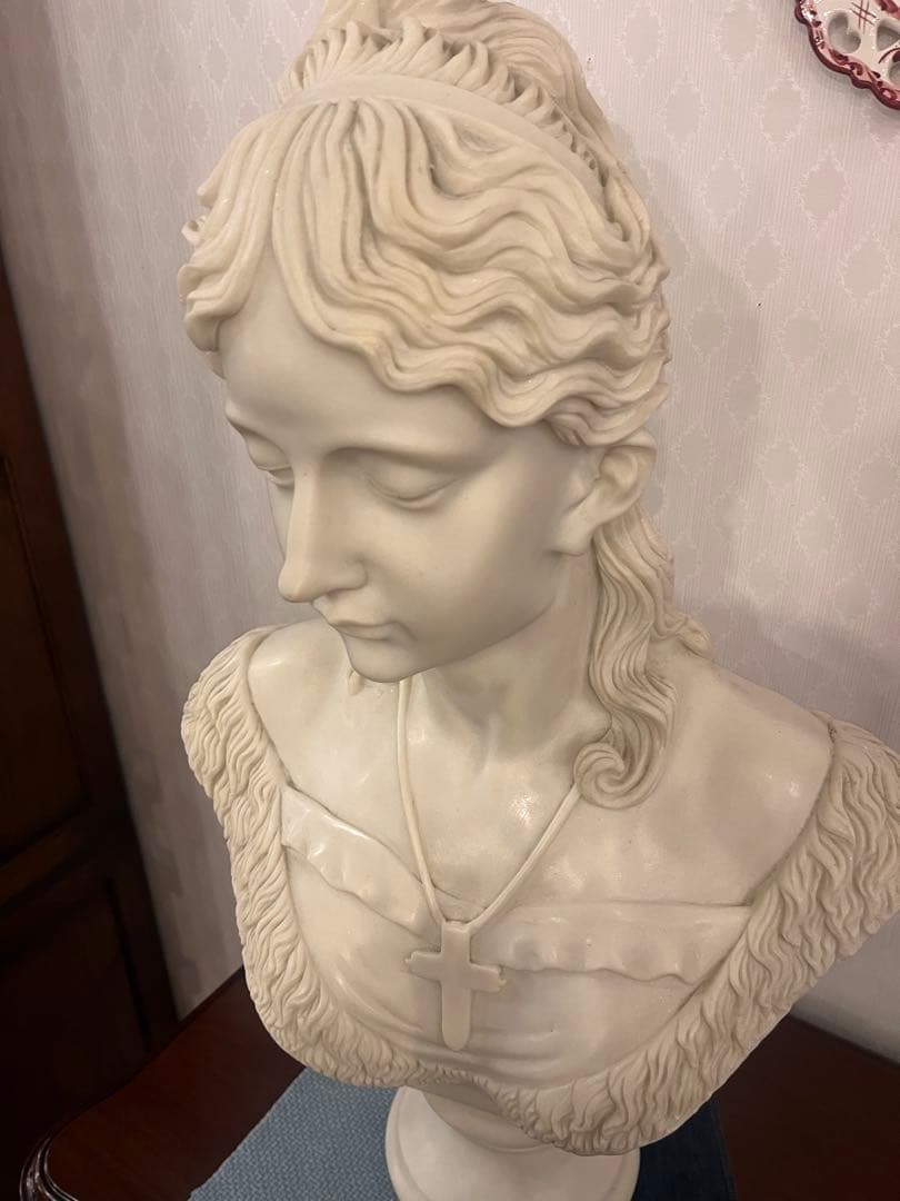 女性の胸像　01