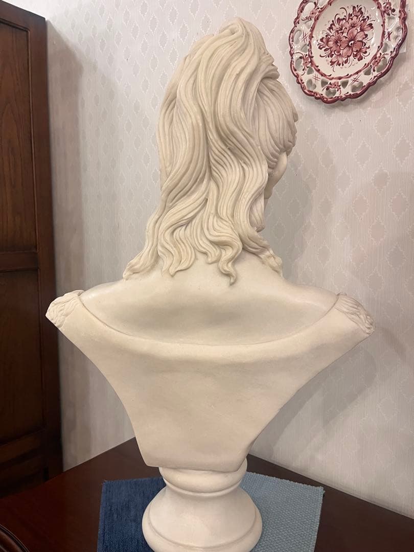 女性の胸像　01