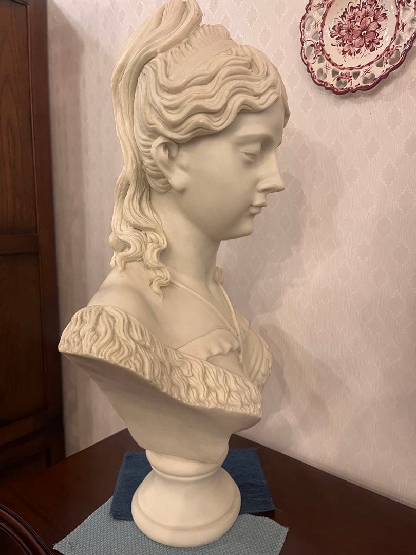 女性の胸像　01