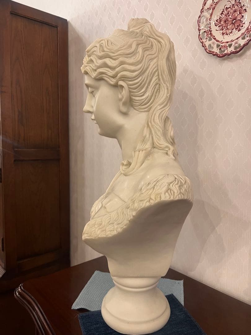 女性の胸像　01