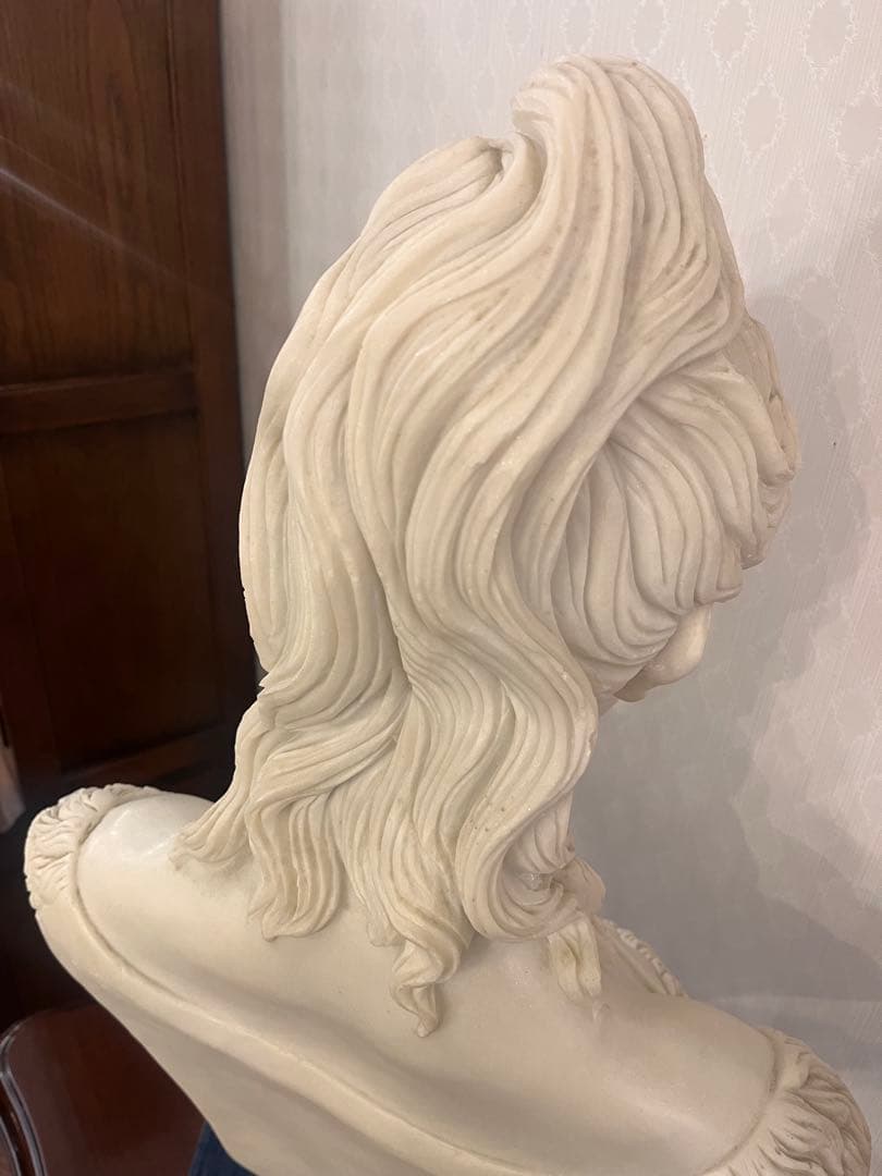 女性の胸像　01