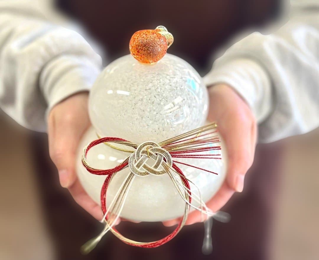 新品　鏡餅　ガラス製　かがみもち　手作り　黒台付　お正月　高さ15cm