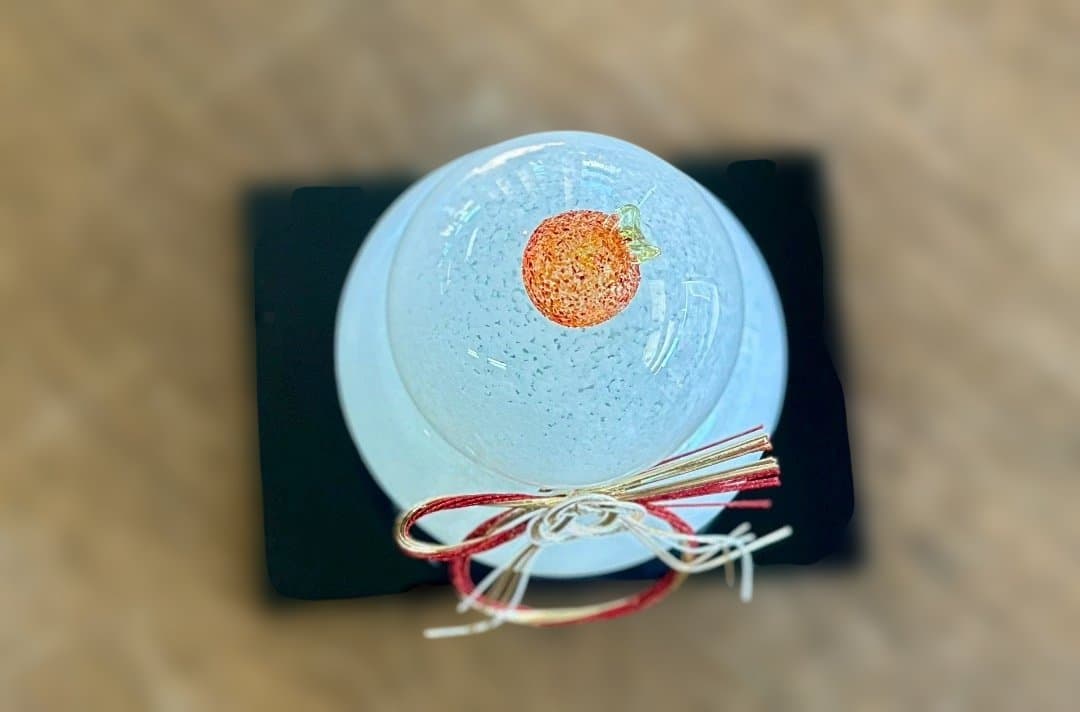 新品　鏡餅　ガラス製　かがみもち　手作り　黒台付　お正月　高さ15cm