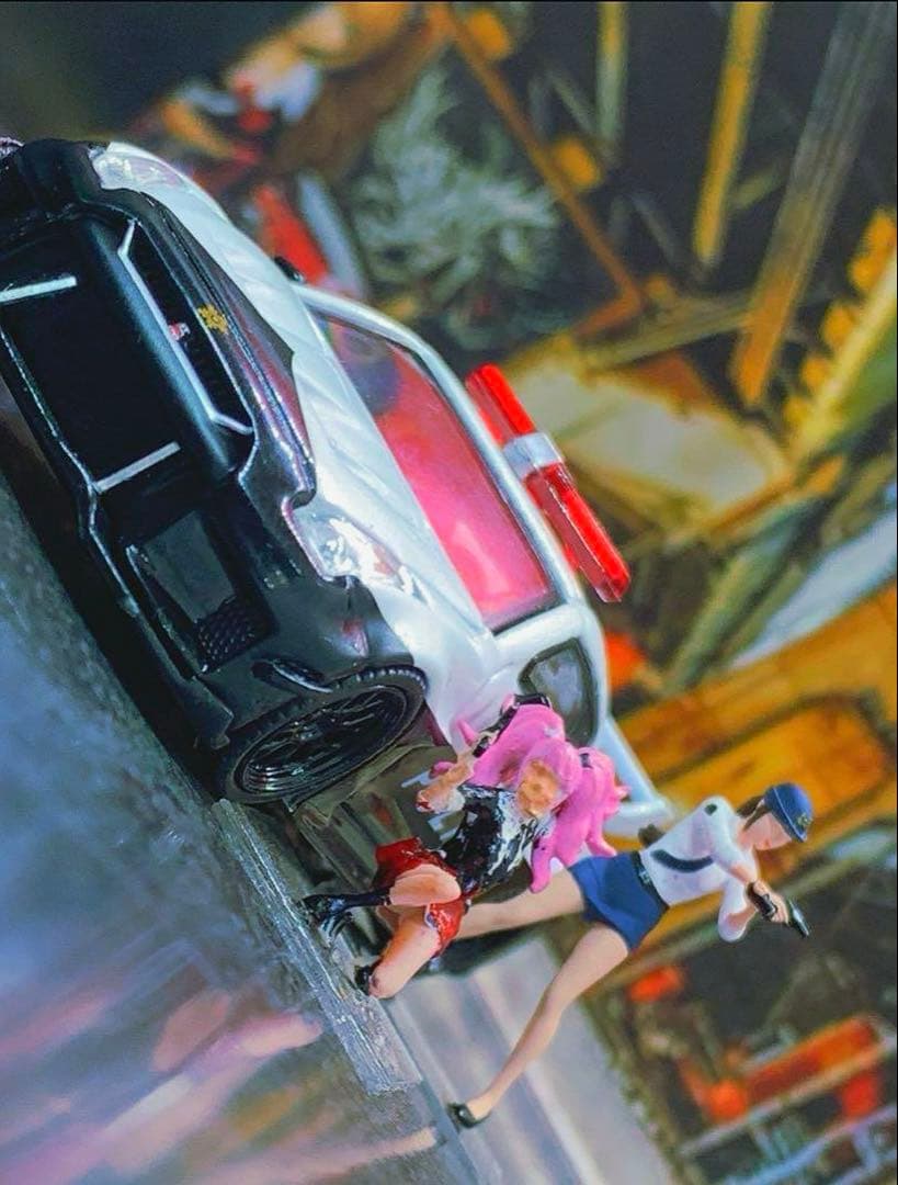 1/64フィギュア ミニスカ女性警察官セット(2体) - メルカリ