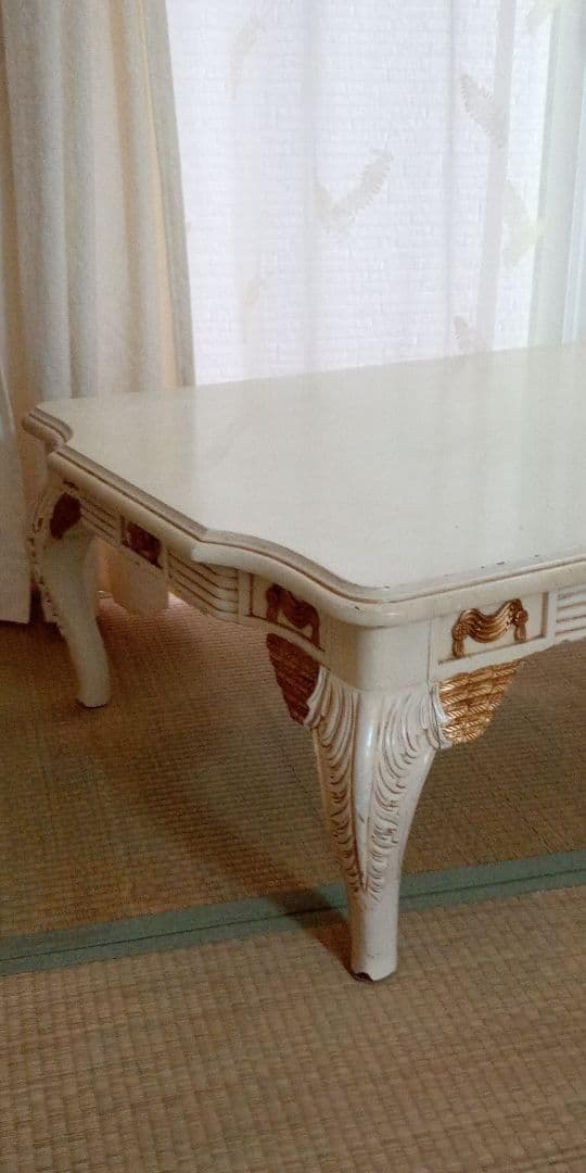 値下げ↓ホワイトにゴールド装飾のセンターテーブル