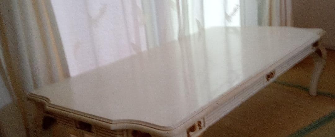 値下げ↓ホワイトにゴールド装飾のセンターテーブル